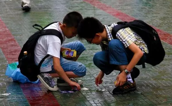 国外一男子控诉妻子卖掉珍藏多年卡牌，网友：不离婚等着过年呢？