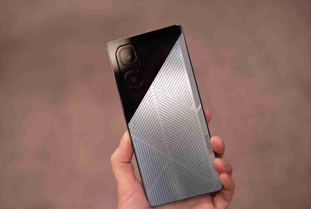 Infinix 在 MWC 上推出太阳能电池板手机,以后出门不用带充电器啦!