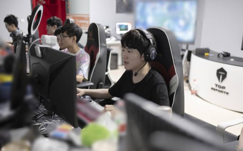 赛事预热：能否率TES战胜IG？阿水的回应逗笑观众