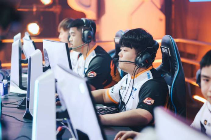季后赛最佳阵容：白鲨、KZ独占两席，R.LGD突破手上榜