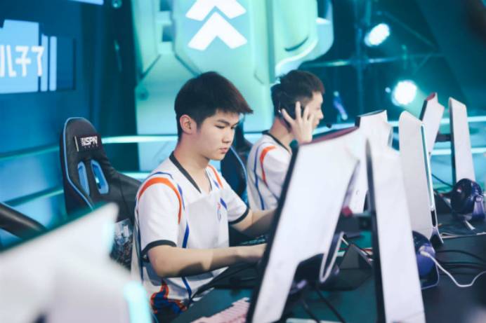 季后赛最佳阵容：白鲨、KZ独占两席，R.LGD突破手上榜
