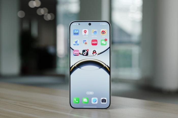 直屏回归,小屏当道,这是属于国产手机屏幕设计的 2025 年?