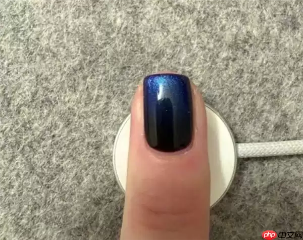 Apple Watch充电器美甲神器：内置磁铁吸附甲油金属颗粒