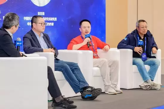 周鸿祎对话刘慈欣：人类不发展 AI 将导致文明停滞，“百亿智能体”将成新物种