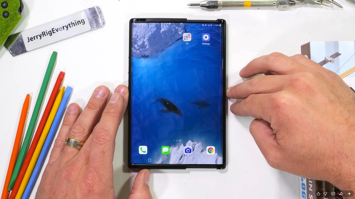LG Rollable 未量产绝版卷轴屏手机拆解，揭示其创新机械结构