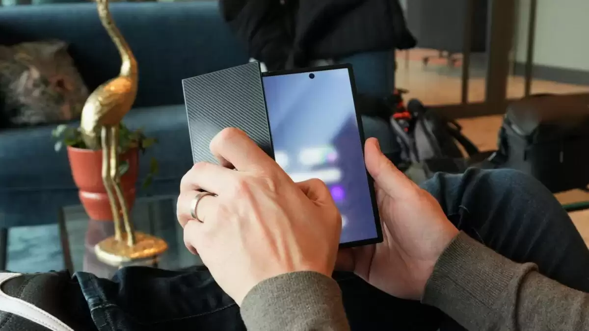 消息称三星 Galaxy Z TriFold 2 三折叠手机已在研发中,更加轻薄