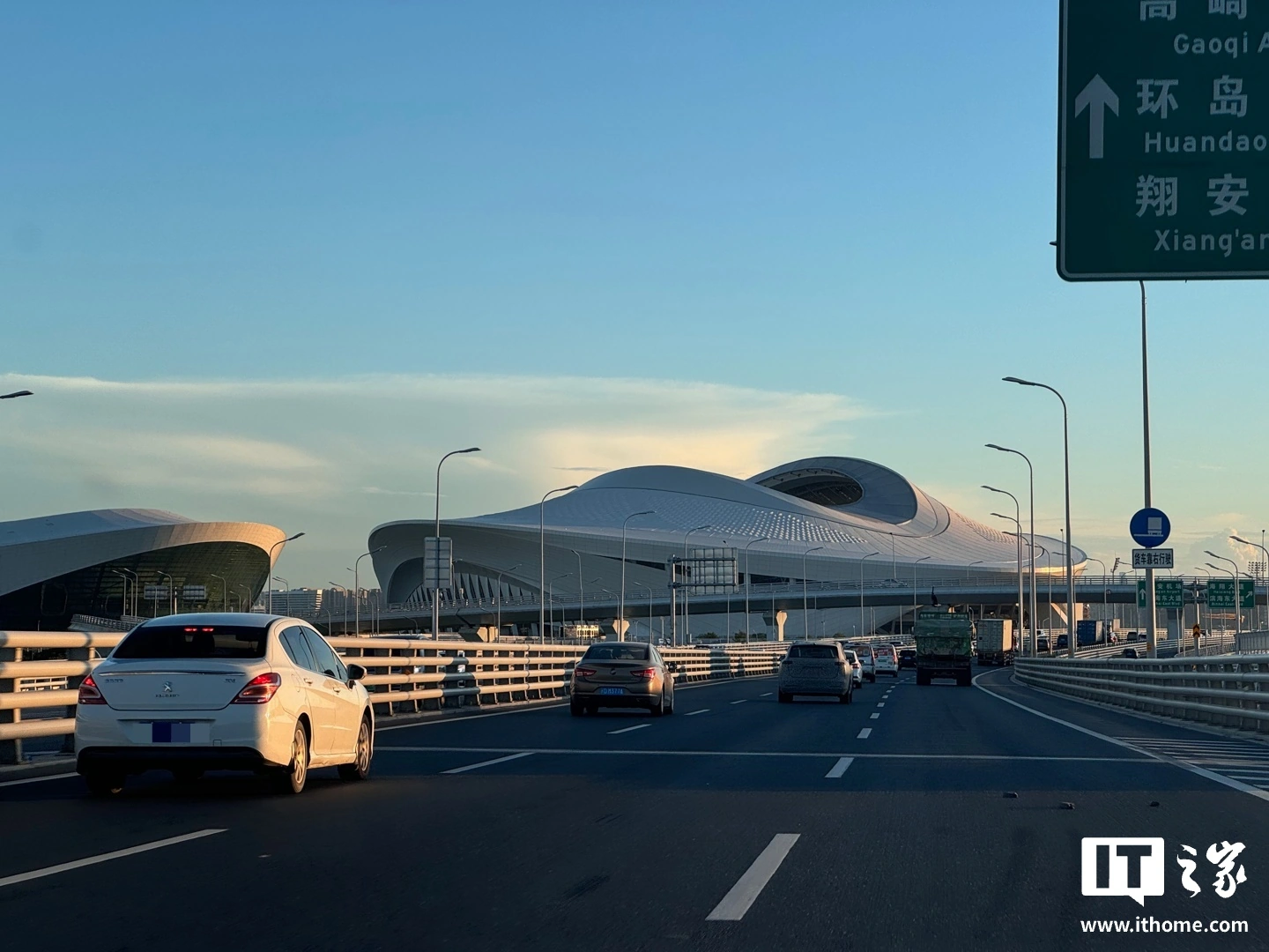 2026 年清明假期进入尾声，小车高速免费通行今晚 24 时截止