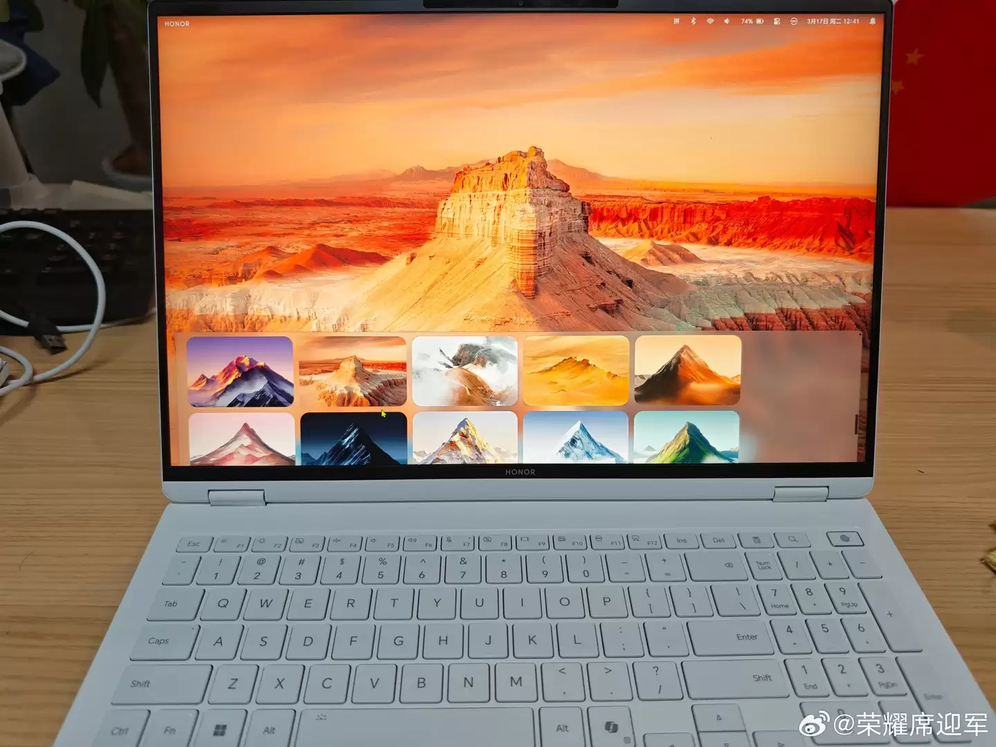 荣耀 MagicBook 全新 AI UI 实机效果公布:悬浮 Dock 栏 + 右上状态菜单,界面更像 macOS
