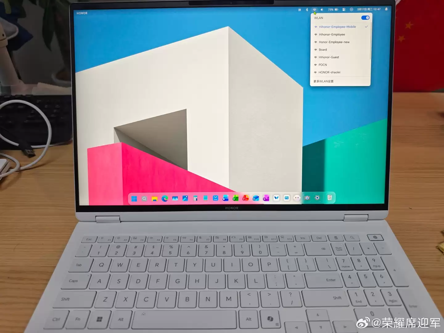 荣耀 MagicBook 全新 AI UI 实机效果公布:悬浮 Dock 栏 + 右上状态菜单,界面更像 macOS