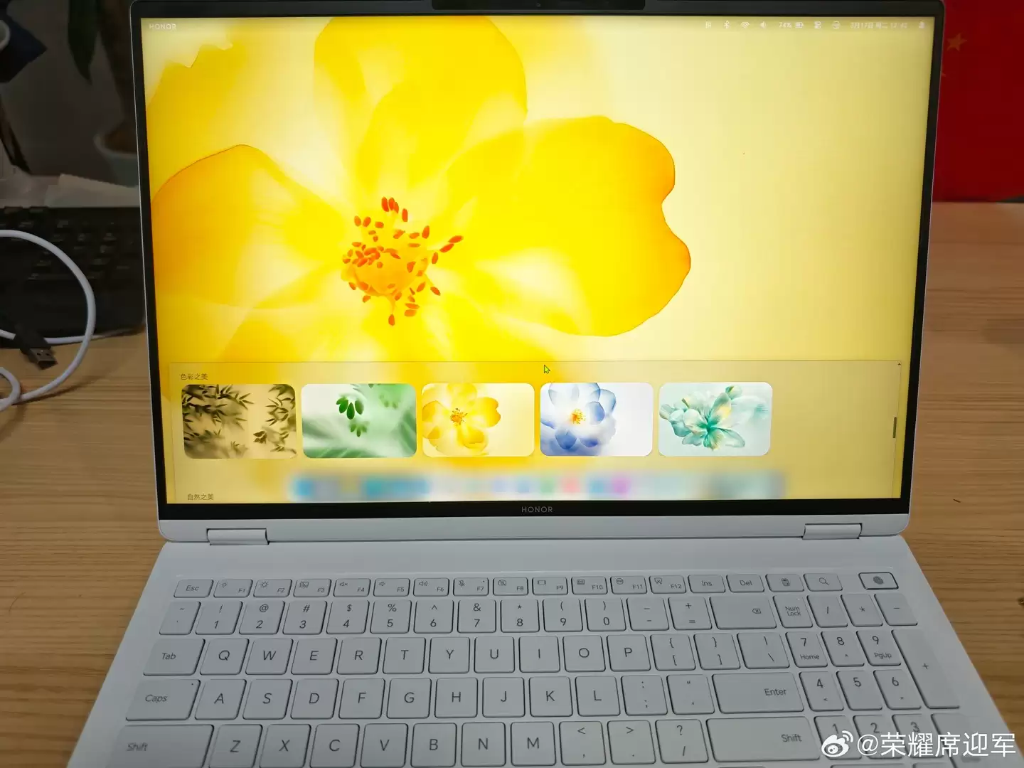 荣耀 MagicBook 全新 AI UI 实机效果公布:悬浮 Dock 栏 + 右上状态菜单,界面更像 macOS