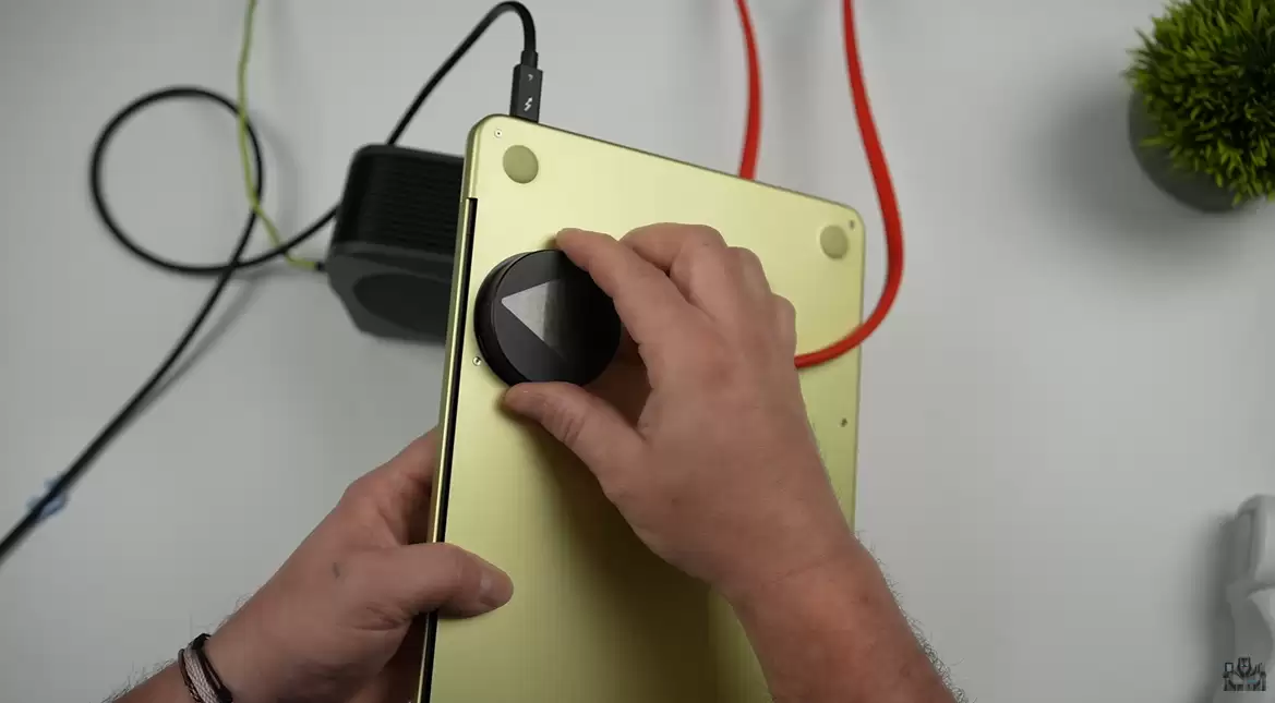 博主为苹果 MacBook Neo 改装水冷散热,单核性能暴涨 18.6%