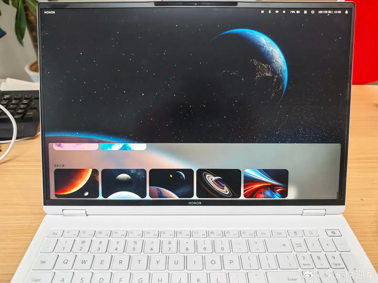 荣耀 MagicBook 全新 AI UI 实机效果公布:悬浮 Dock 栏 + 右上状态菜单,界面更像 macOS