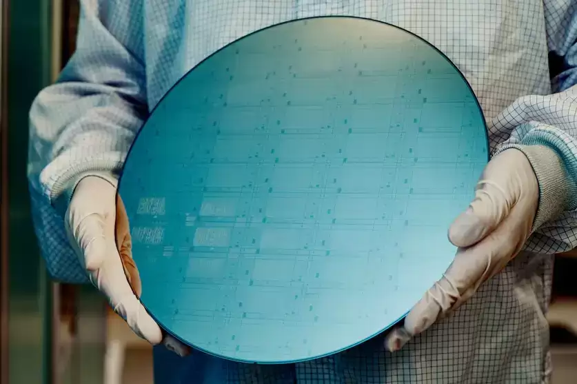 博通高管称 AI 芯片需求激增致台积电产能触顶,2026 年供应链承压