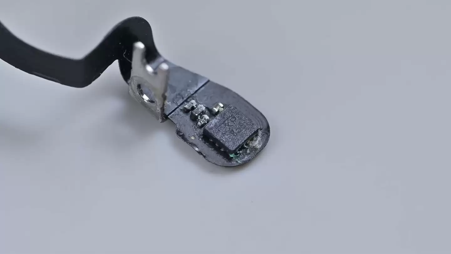 维修苹果 MacBook Pro 黑屏实例:非电池 / 主板故障,屏幕开合传感器进水引发