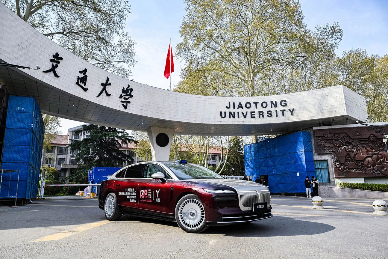 顶级学府用岚图岚图汽车护航上海交大、西安交大 130 周年校庆