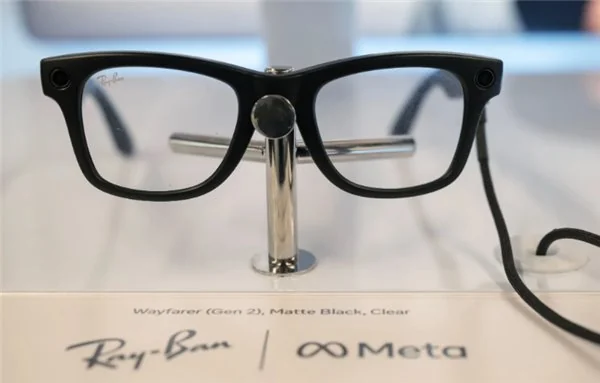 智能眼镜赛道激战正酣，Meta / 苹果 / 微美全息以 AI 场景化创新重塑行业格局