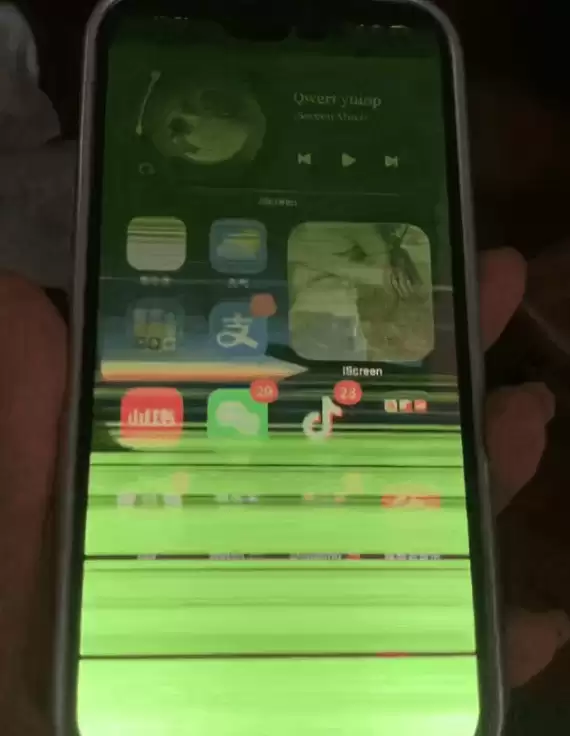 iPhone“闪绿屏”问题引发众怒，苹果拒绝免费维修遭立案调查