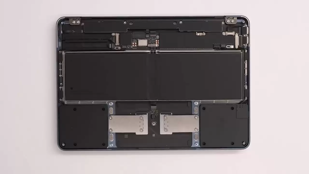 Dave2D 初步拆解苹果 MacBook Neo:机械触控板回归,可单手指开合笔记本盖