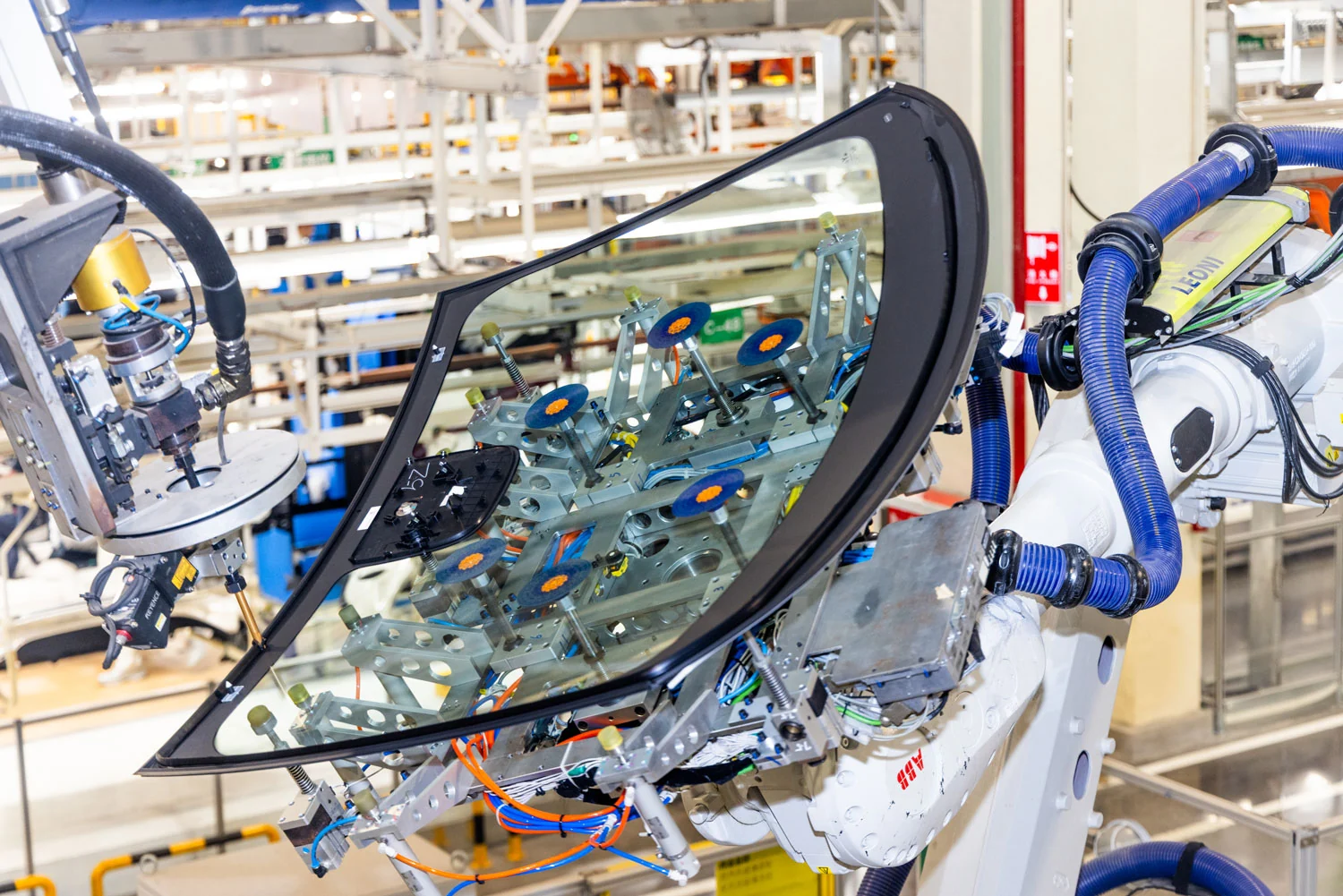 顶级学府用岚图岚图汽车护航上海交大、西安交大 130 周年校庆