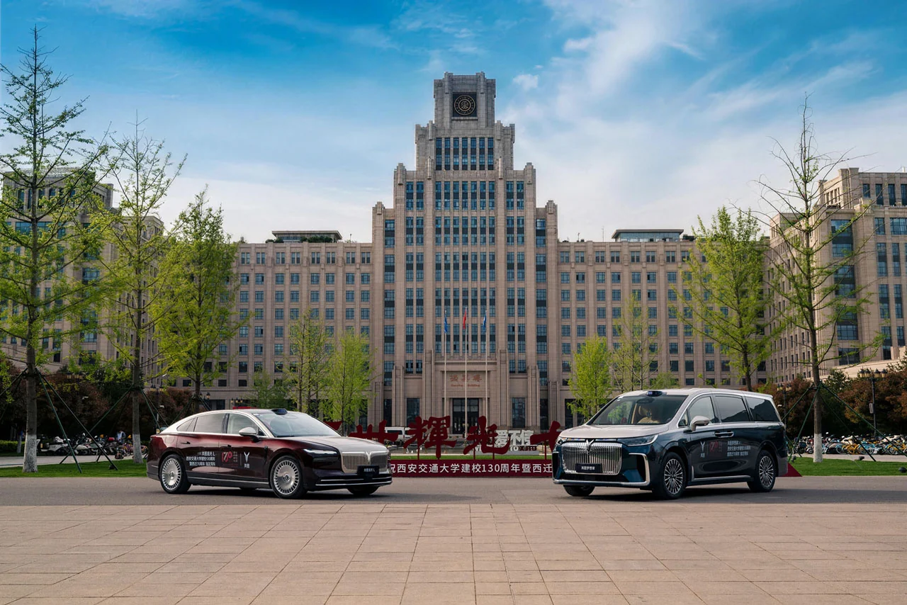 顶级学府用岚图岚图汽车护航上海交大、西安交大 130 周年校庆