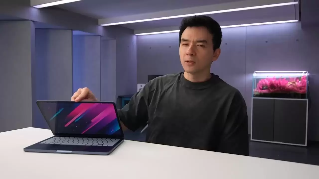 Dave2D 初步拆解苹果 MacBook Neo：机械触控板回归，可单手指开合笔记本盖