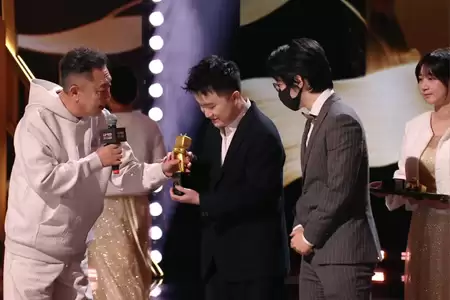 于谦跨界颁奖！前CS传奇259斩获B站直播年度人气奖，职业级解说征服2400小时赛场