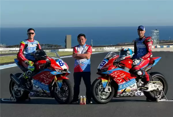 张雪坦言流量已成负担：每天被几十人围堵 无法骑摩托上下班