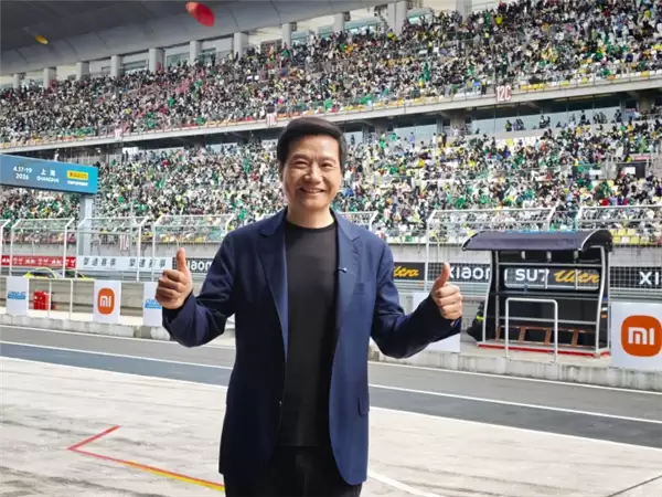 雷军亮相ChinaGT揭幕战现场：YU7、SU7 Ultra担任官方医疗车、安全车