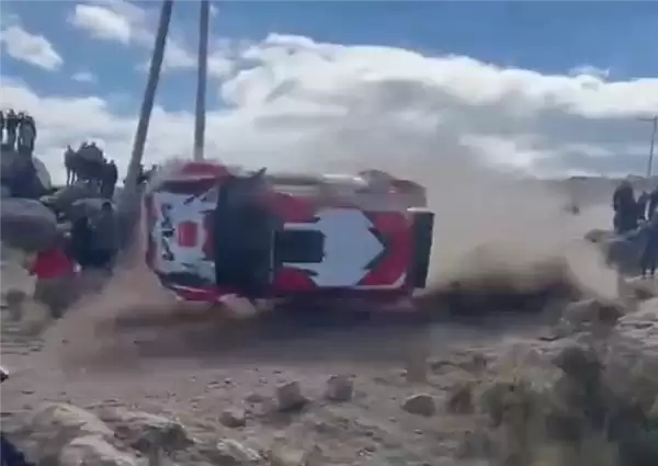 南美汽车拉力赛上一赛车失控 多次翻滚后砸死观众一名