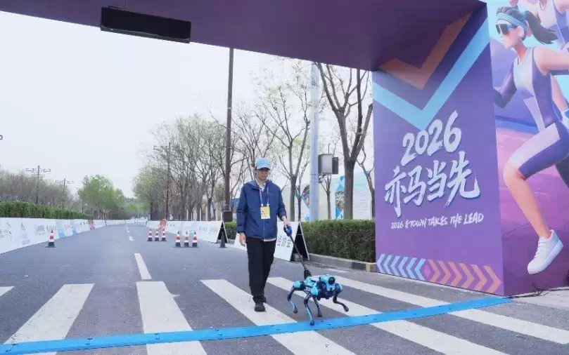 阿里入局具身智能硬件，高德发布首款机器人"途途"