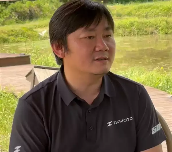 WSBK 荷兰站比赛提前结束 浏阳焰火现场观众一脸茫然 张雪挥手安抚后离场