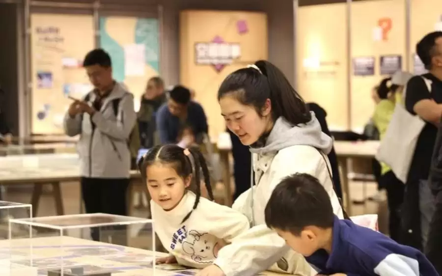 为复刻跳伞体验，策展团队真去跳了！来这个展，看上海科技馆焕新背后故事