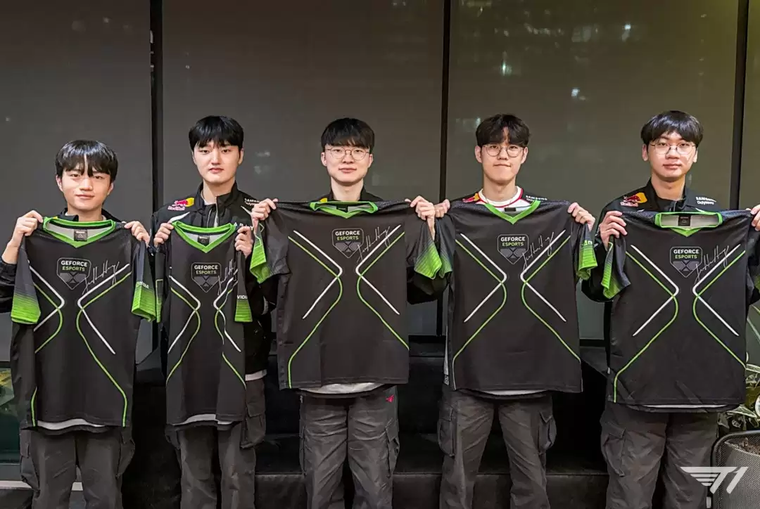 《英雄联盟》战队T1获黄仁勋亲笔签名队服