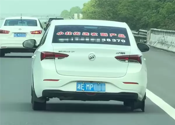 高速上爆胎女子继续开磨到只剩轮圈 后车司机狂按喇叭提醒