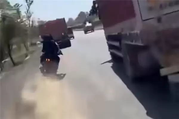 印度3兄弟骑摩托狂飙炫耀 下一秒撞卡车全部身亡