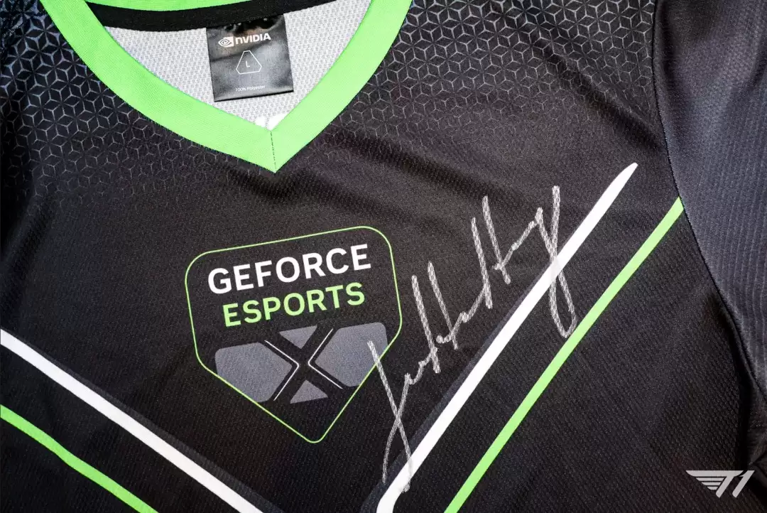 《英雄联盟》战队T1获黄仁勋亲笔签名队服