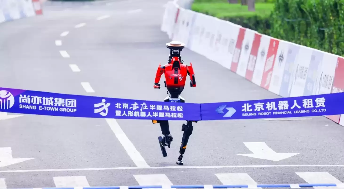 外媒热议人形机器人半马：中国在美竞争中“迈出关键一步”