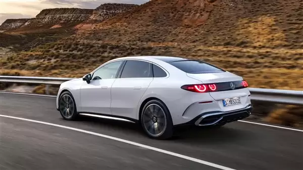 史上最运动的C级！奔驰C级纯电版全球首发：车内一块巨屏横贯前排