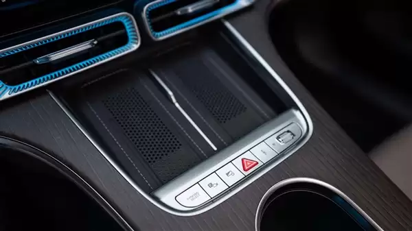 史上最运动的C级！奔驰C级纯电版全球首发：车内一块巨屏横贯前排