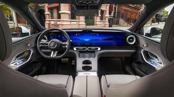 史上最运动的C级！奔驰C级纯电版全球首发：车内一块巨屏横贯前排