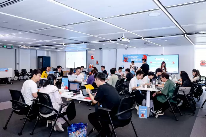 广州一斗虾赛现场各路选手比拼蒸馏，现场诞生近50个“技能包”