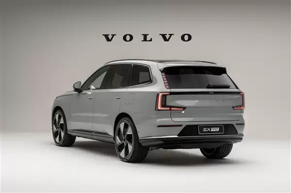 53.99万起 新款沃尔沃EX90预售：升级全铝底盘、800V高压平台