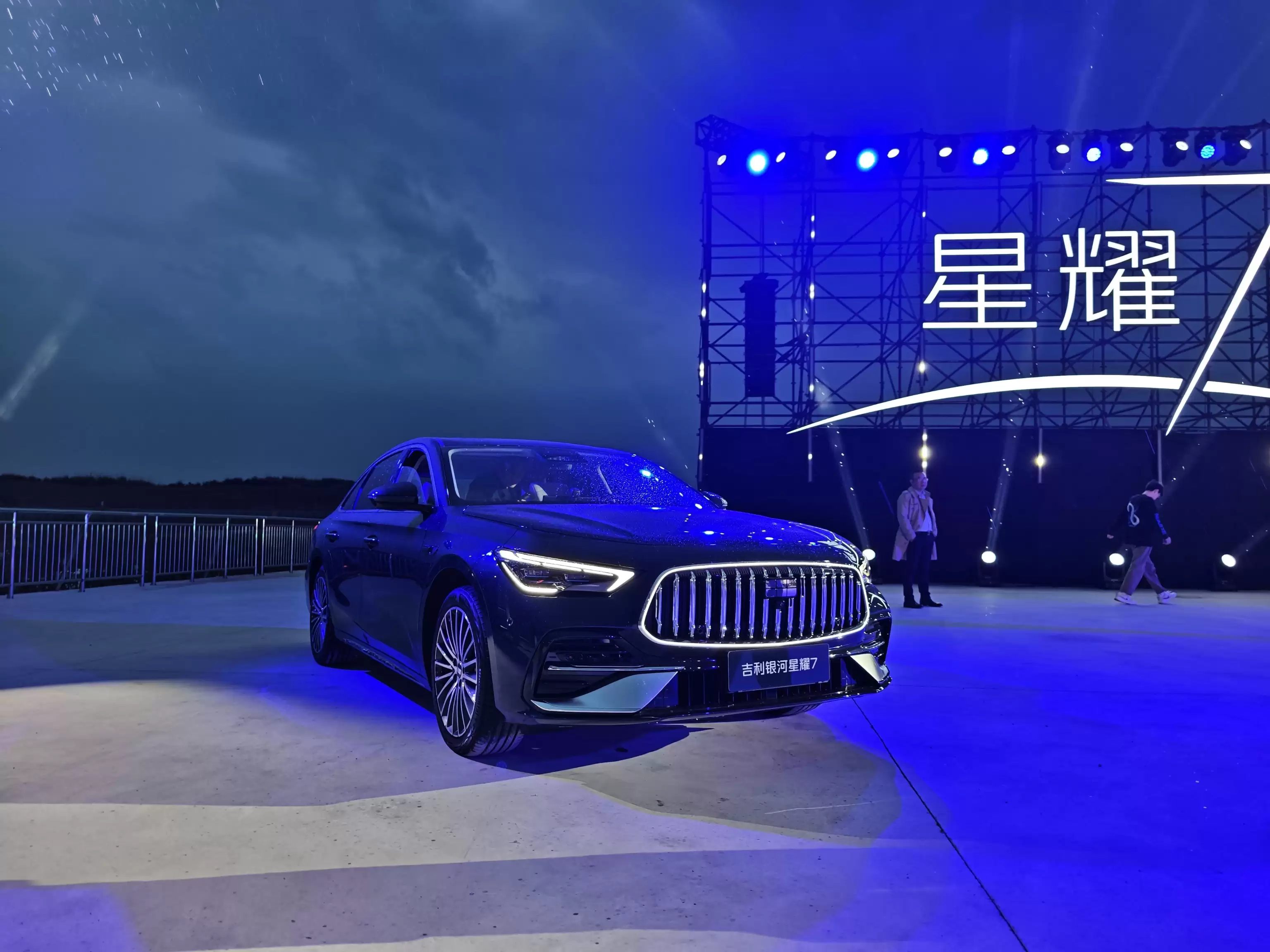 油耗2L级/零百加速5.4s/带四驱 吉利星耀7预售11.28万起