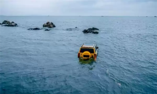 越野车海边玩漂移被困 嫌1000元救援费太贵 涨潮被淹最终花8千脱困