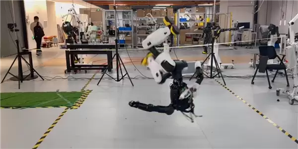 稚晖君现场捉弄机器人：不断变换握手角度 对方精准接招