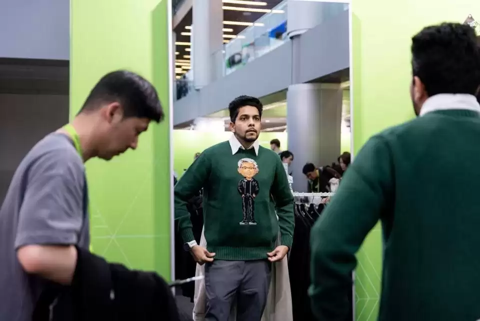 从“产品崇拜”到“造神运动”：178美元的黄仁勋毛衣爆火，硅谷正疯狂收割“创始人IP”