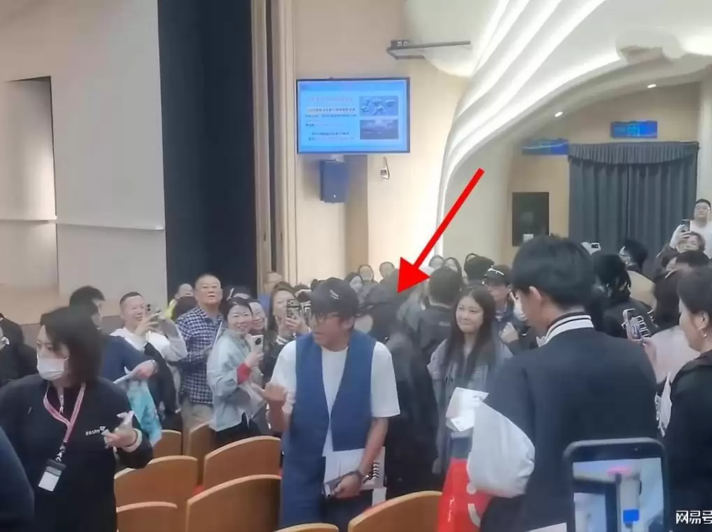 邓超baby合体看陈赫话剧，相识12年感情依旧，鹿晗没来好遗憾