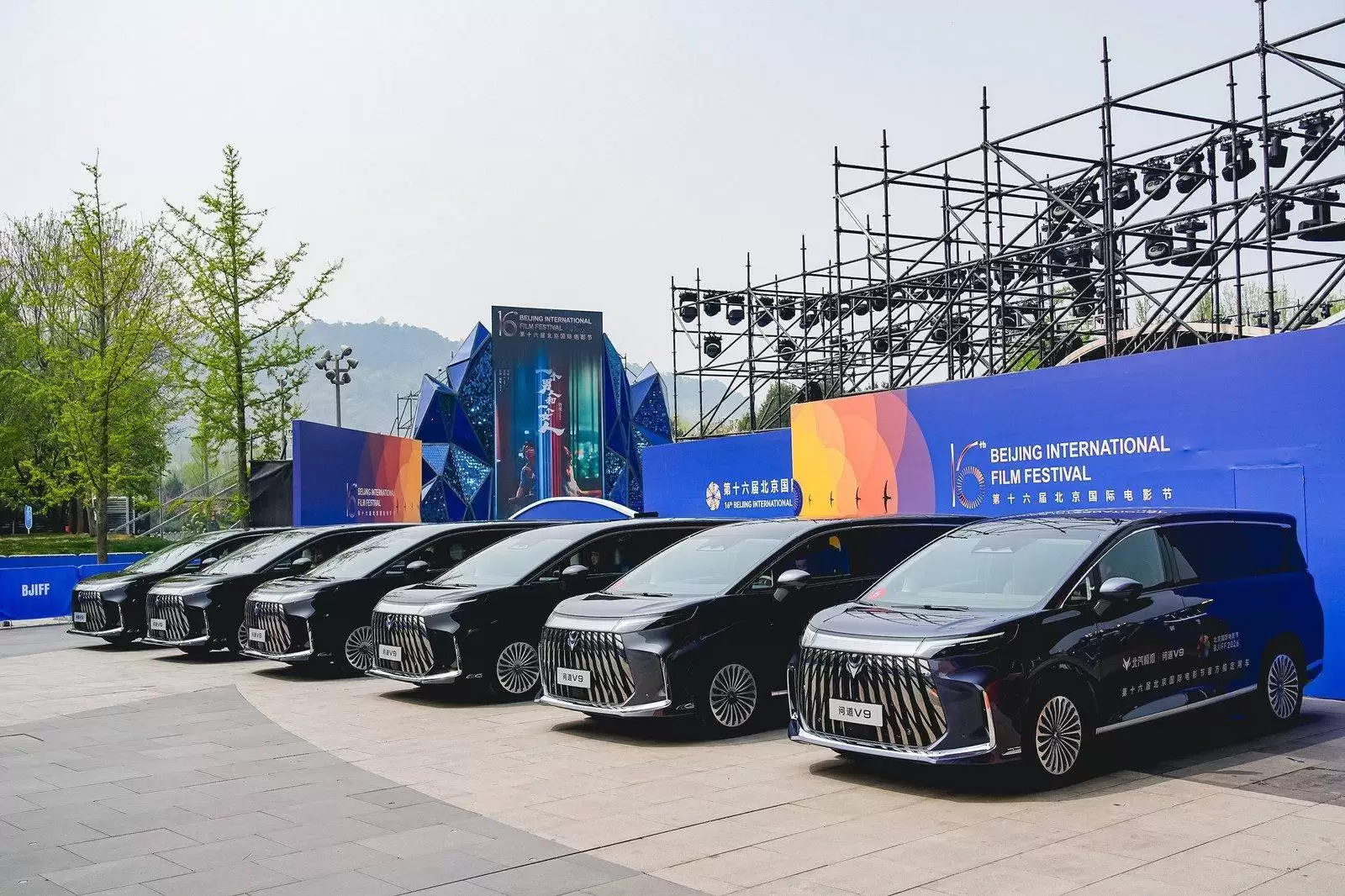 北影节红毯星光熠熠，极狐问道V9凭实力成高端出行“隐形顶流”