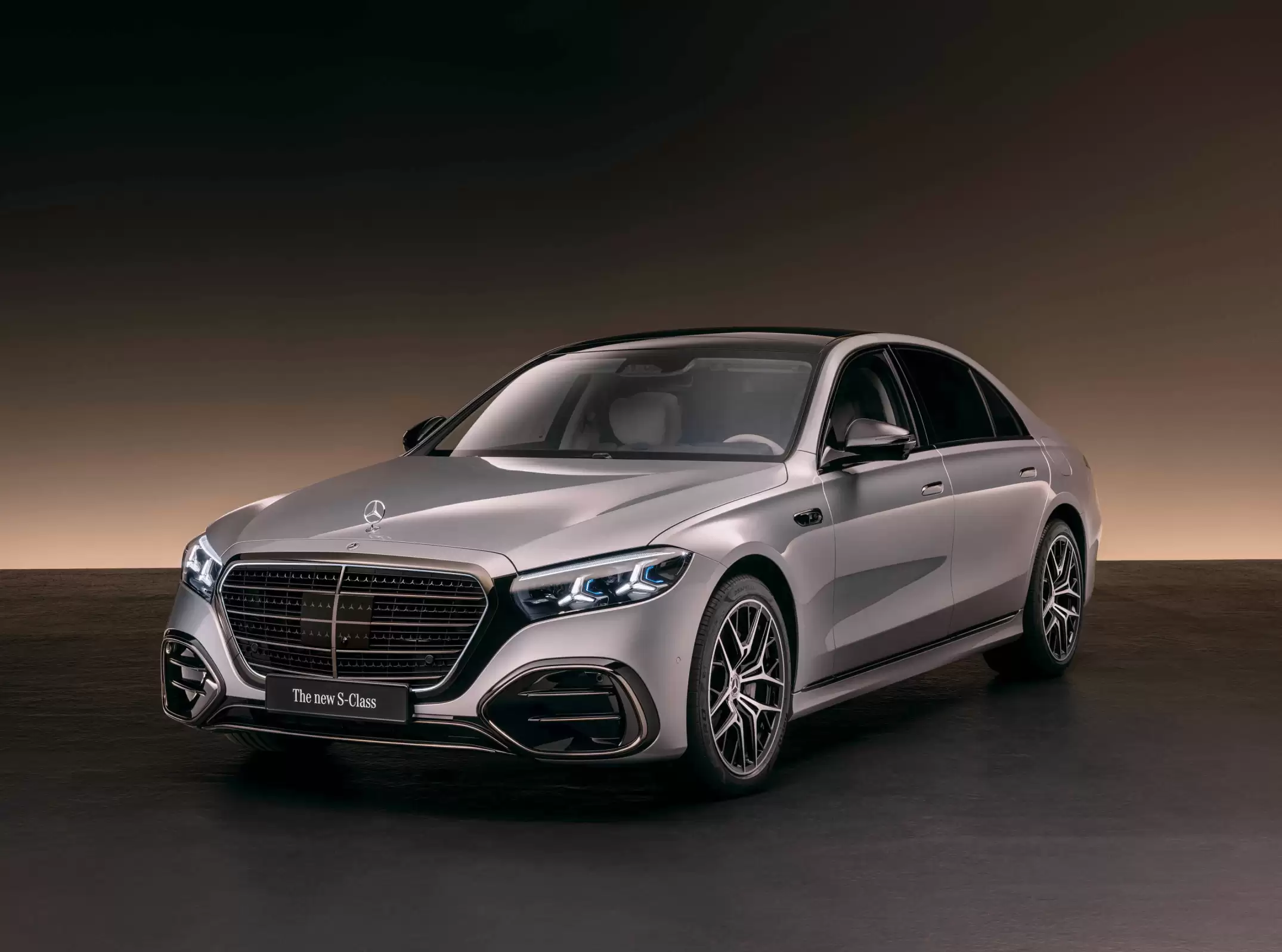全新奔驰S级焕新登场：AI科技加持，多动力选择重塑豪华轿车新高度
