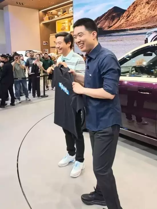 雷军到访理想汽车展台玩梗 赠送李想听我讲完T恤